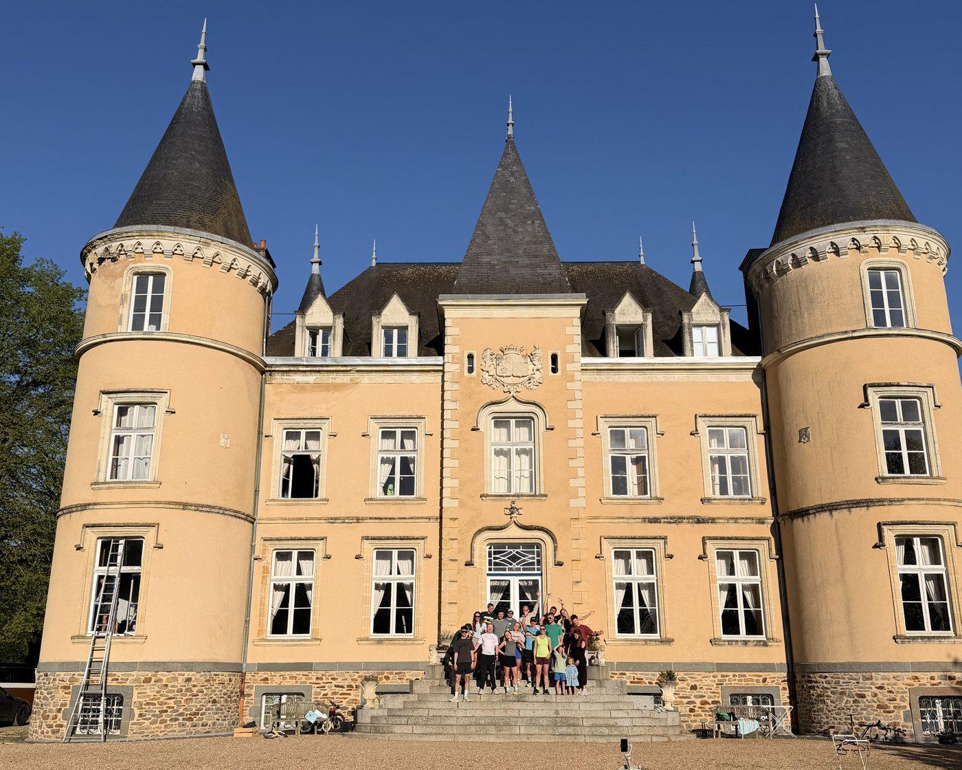 Het château aan de Loire met de groep van vorig jaar op de trappen