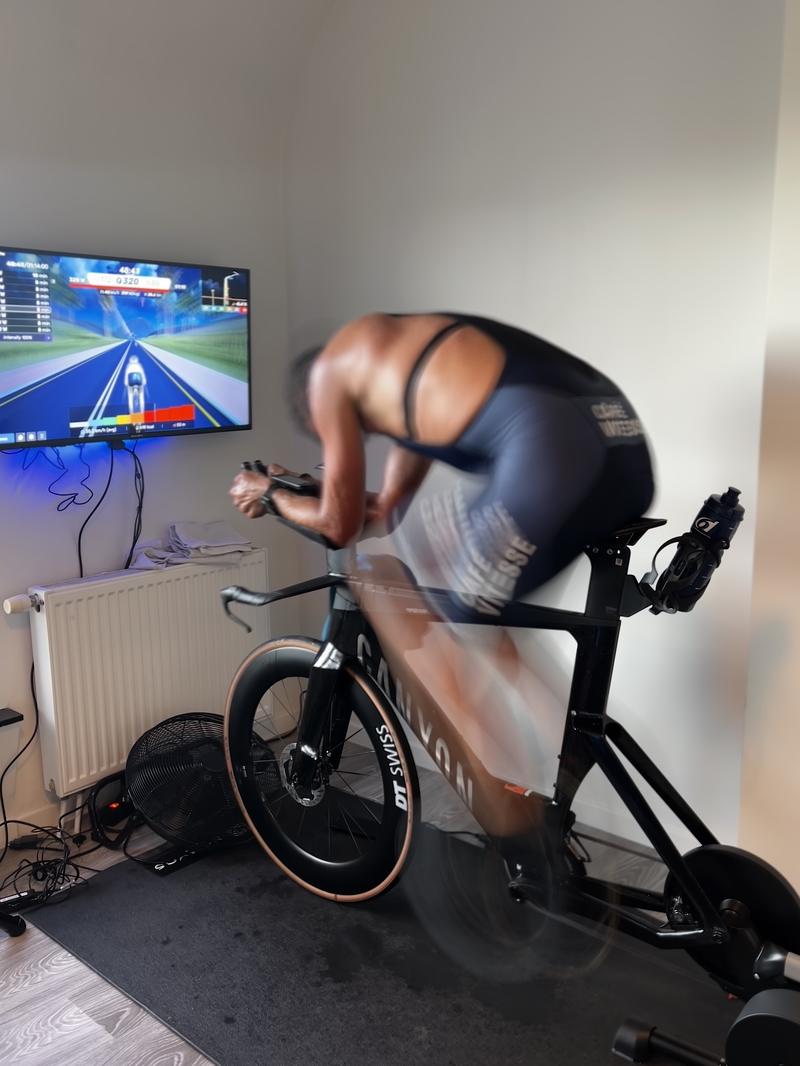 Fietser op een tijdritfiets op de slimme trainer